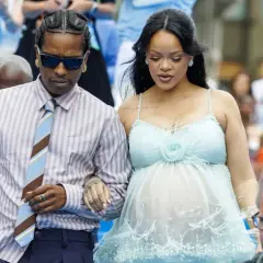 Rihanna y A$AP Rocky, radiantes y de la mano, ella luce su embarazo con un vestido etéreo.