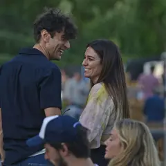 Javier Rey y Blanca Suárez ríen juntos al aire libre, compartiendo un momento cómplice.