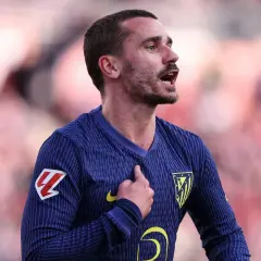 Antoine Griezmann, con la mano en el pecho, celebra un gol con el Atlético de Madrid.