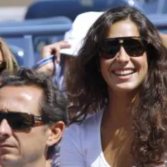 Xisca Perelló, con gafas de sol y una sonrisa radiante, disfruta de un evento deportivo junto a amigos.