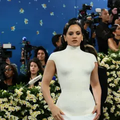 Rosalía deslumbró en la Met Gala con un vestido blanco escultural, rodeada de cámaras y flores.