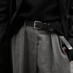 Look elegante con este outfit: cómo combinar pantalón raya diplomatica mujer con blazer negro y jersey.