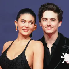 Timothée Chalamet y su pareja, Kylie Jenner, posan juntos en un evento.
