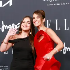 Daniella Bustamante y su hija posan sonrientes en un evento. La joven saluda a la cámara.
