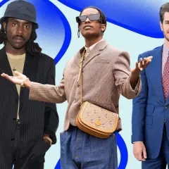 Tres hombres con trajes elegantes, cada uno con un estilo único, perfectos para un dress code cocktail.