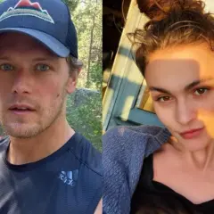 Sam Heughan, con gorra y camiseta deportiva, y una mujer con el pelo recogido y un suéter azul. Podrían ser una pareja.