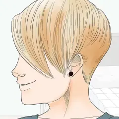 Perfil de persona con cabello rubio, mostrando la transición de pelo corto a largo. Se ve un pendiente negro.