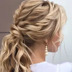 Peinado de novia con trenzas y ondas sueltas, ideal para bodas de ensueño.