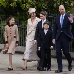 Kate Middleton hoy, junto a su familia, camina elegantemente. La princesa Charlotte, el príncipe George y el príncipe Louis la acompañan.