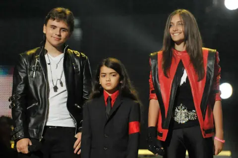 Los hijos de Michael Jackson, Prince, Blanket y Paris, posan en el escenario.