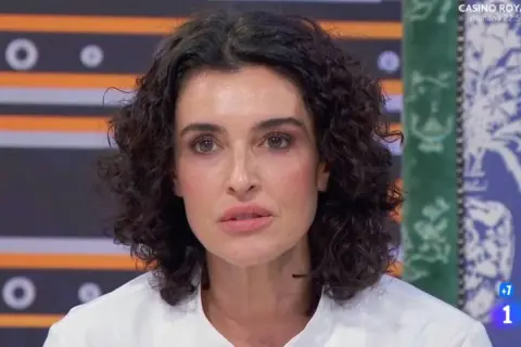 Blanca Romero, con su característica melena rizada, mira fijamente a la cámara.