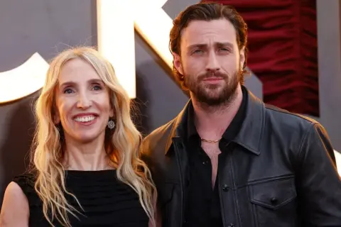 Aaron Taylor-Johnson y su pareja, Sam Taylor-Johnson, sonríen a la cámara.