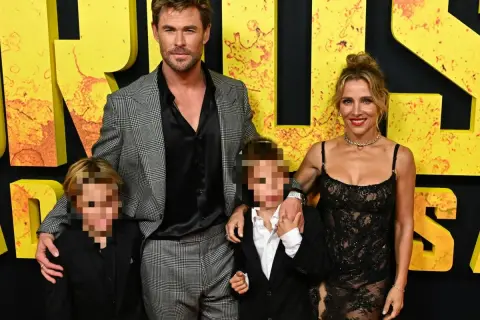 Chris Hemsworth con su esposa e hijos, los hijos de Chris Hemsworth, posan en una alfombra amarilla.