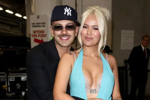 El novio de Karol G, Feid, abraza a la cantante mientras posan juntos.