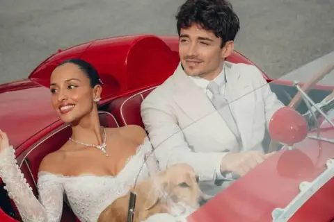 Charles Leclerc y su novia, radiantes en un coche rojo, celebran su amor con un tierno golden retriever.