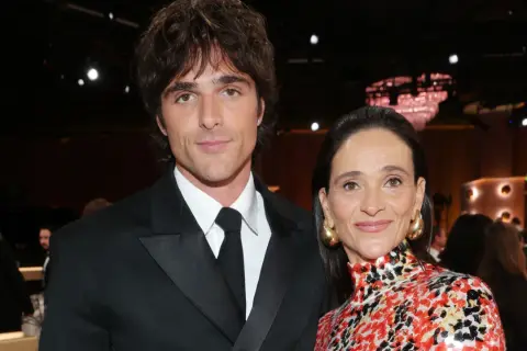 Jacob Elordi y su posible jacob elordi girlfriend, ambos elegantes en un evento.