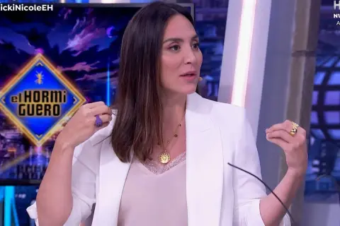 Tamara Falcó, con su estatura elegante, habla en El Hormiguero con un blazer blanco y joyas doradas.