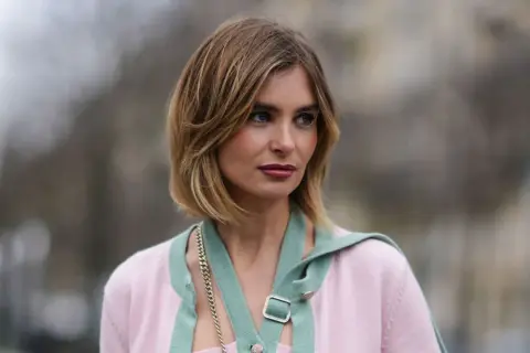 Mujer con corte de pelo bob escalonado, ideal para cortes de pelo para dar volumen al pelo fino.