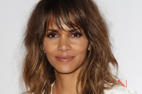 Halle Berry luce un favorecedor shaggy corte con capas y flequillo desordenado, enmarcando su rostro.