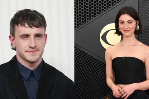Paul Mescal y su pareja, Phoebe Bridgers, posan en la alfombra roja.