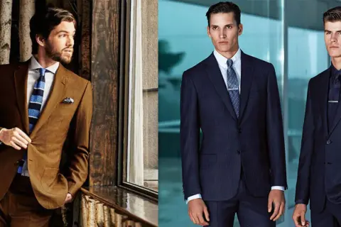 Tres hombres con trajes elegantes, perfectos para un dress code cocktail hombre. Uno luce un traje marrón con corbata a rayas, los otros dos, trajes azul marino.