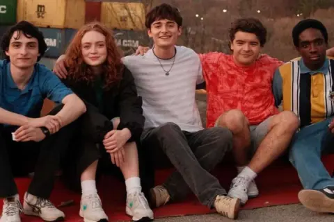 Sadie Sink y sus amigos, ¿será que alguno es su novio? Los chicos de Stranger Things juntos.
