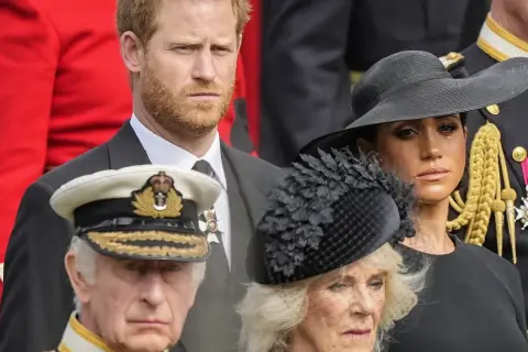 Meghan y Harry, junto a la realeza, en un solemne evento.