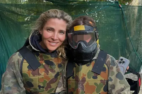 Elsa Pataky y su hija, listas para la acción en paintball. ¡Aventura familiar!