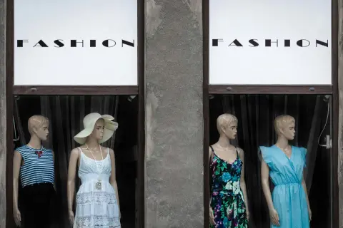 Maniquíes exhiben ropa de verano, un escaparate que celebra el derecho de la moda.