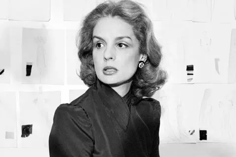 Carolina Herrera, rodeada de bocetos de moda, inspira con su mirada.