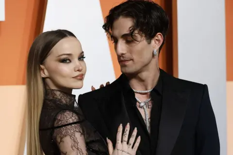 Damiano David y su pareja, luciendo elegantes y cercanos, capturan la atención en un evento.