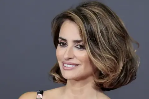 Penélope Cruz luce unos elegantes peinados pelo corto con ondas suaves y reflejos rubios, resaltando su mirada.