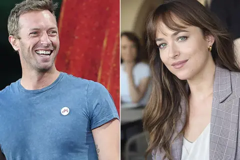 Chris Martin sonríe con una camiseta azul, mientras Dakota Johnson posa con un blazer a cuadros.