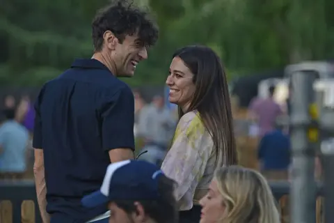 Javier Rey y Blanca Suárez ríen juntos al aire libre, compartiendo un momento cómplice.