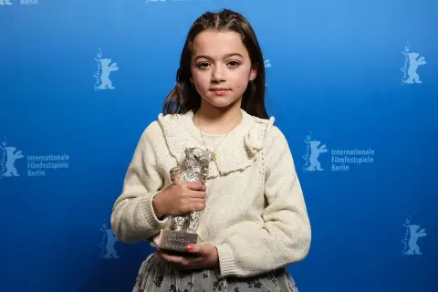 Sofia Otero, joven actriz, posa con su Oso de Plata en el Festival de Cine de Berlín.