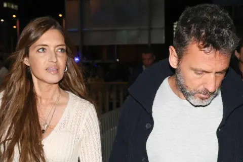 Sara Carbonero y su novio, Iker Casillas, pasean juntos.