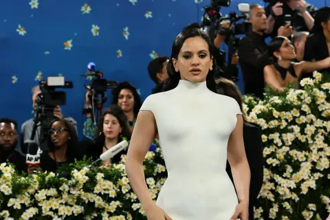 Rosalía deslumbró en la Met Gala con un vestido blanco escultural, rodeada de cámaras y flores.