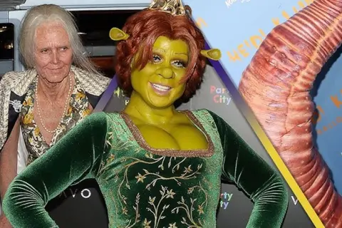 Heidi Klum se disfraza de Fiona de Shrek para Halloween, con un maquillaje verde y orejas características. A su lado, una persona mayor y un tentáculo gigante.
