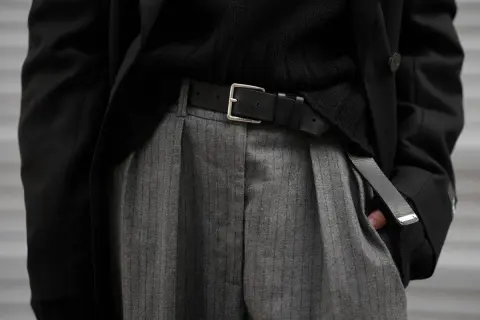 Look elegante con este outfit: cómo combinar pantalón raya diplomatica mujer con blazer negro y jersey.