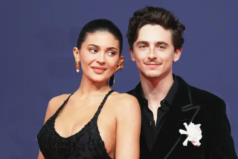 Timothée Chalamet y su pareja, Kylie Jenner, posan juntos en un evento.