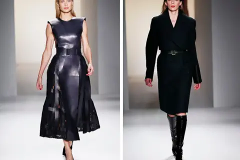 Modelos desfilan creaciones de Calvin Klein (diseñador): un vestido de cuero negro con falda plisada y un conjunto de abrigo y falda en tono oscuro con botas altas.