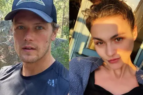 Sam Heughan, con gorra y camiseta deportiva, y una mujer con el pelo recogido y un suéter azul. Podrían ser una pareja.