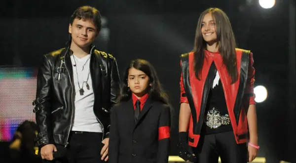 Los hijos de Michael Jackson, Prince, Blanket y Paris, posan en el escenario.