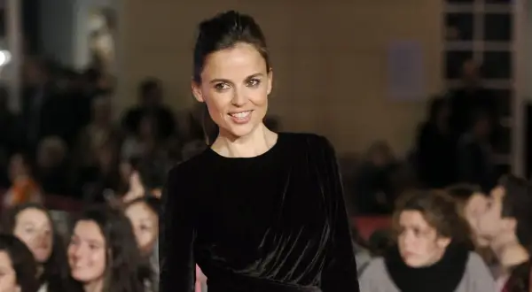 Elena Anaya, sonriendo, con un vestido negro, rodeada de fans. Se rumorea que su pareja actual es la artista Tina Casanovas.