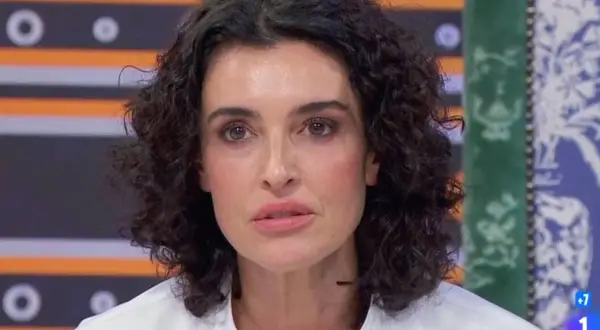 Blanca Romero, con su característica melena rizada, mira fijamente a la cámara.