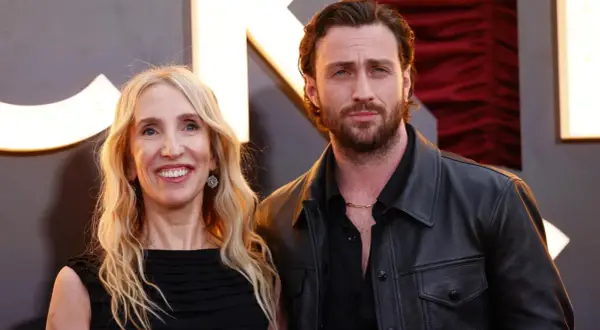 Aaron Taylor-Johnson y su pareja, Sam Taylor-Johnson, sonríen a la cámara.