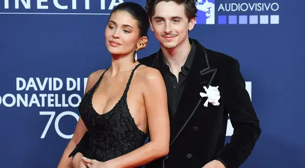 Kylie Jenner y Timothée Chalamet, elegantes en la alfombra roja.