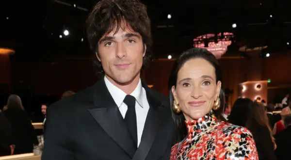 Jacob Elordi y su posible jacob elordi girlfriend, ambos elegantes en un evento.