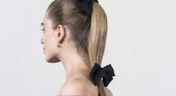 Coleta para invitada boda con dos lazos negros. Un peinado elegante y moderno, perfecto para una ocasión especial.
