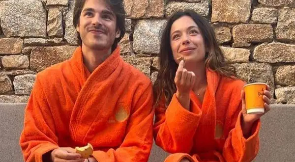 Anna Castillo y su pareja disfrutan de un momento relajado con batas naranjas, galletas y café.